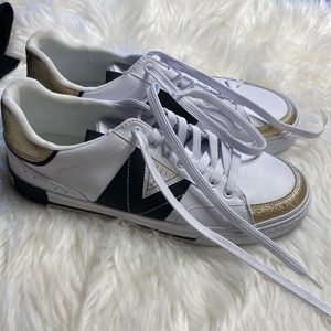 Guess Sneaks Sz 10